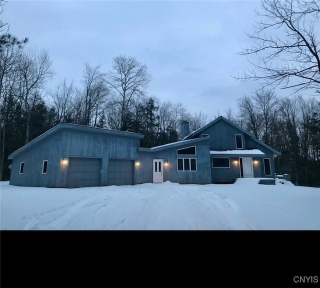 view of front facade featuring a garage