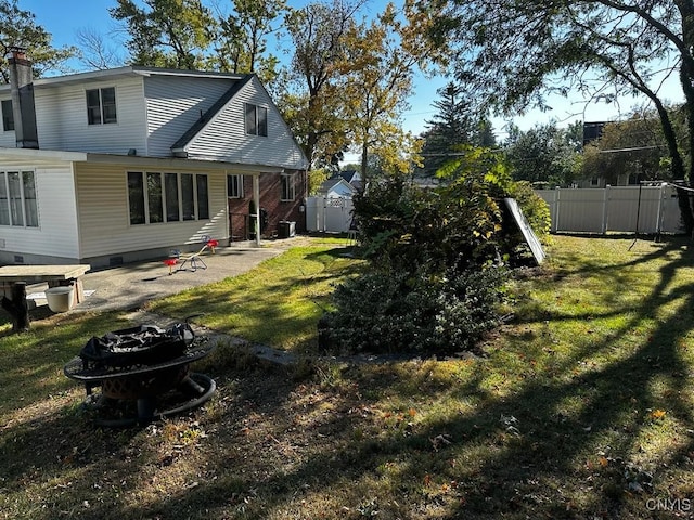 view of yard featuring a patio area