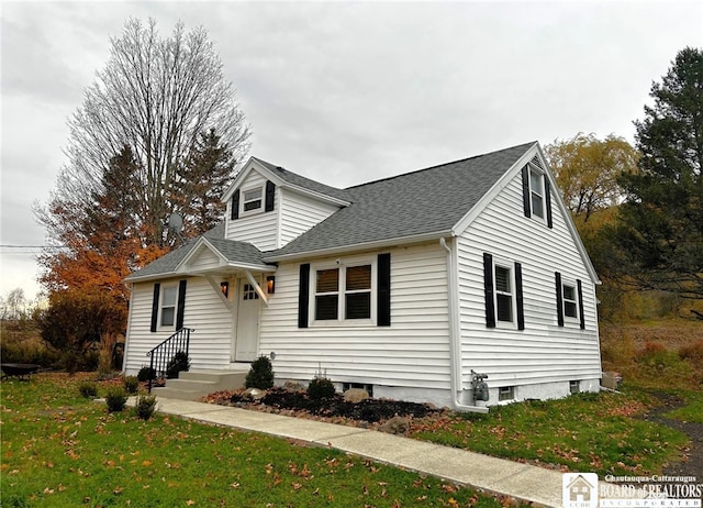 view of front of property featuring a front yard