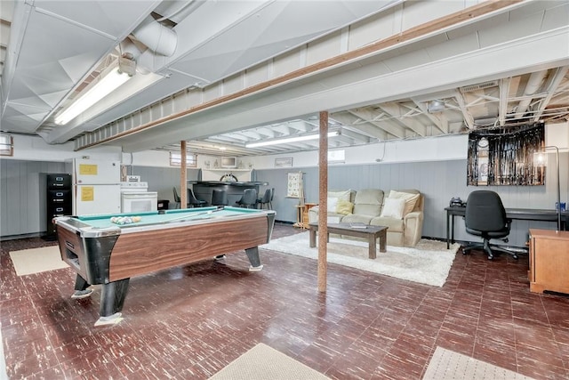 recreation room with indoor bar and billiards