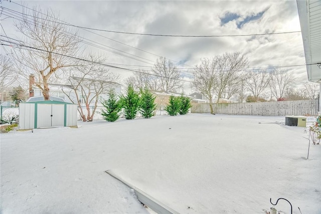 view of yard with a storage unit