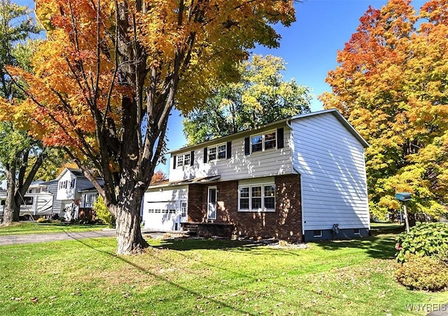 view of front of home featuring a front yard