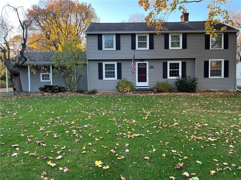 view of front of house with a front yard