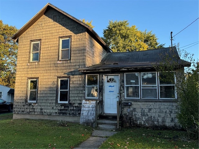 view of front of home featuring a front lawn