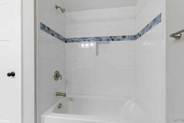 bathroom with tiled shower / bath