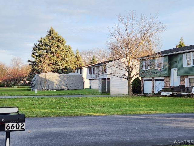 view of front facade featuring a front yard and a garage