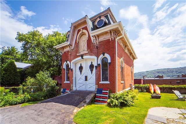 view of front of property featuring a front yard and a mountain view