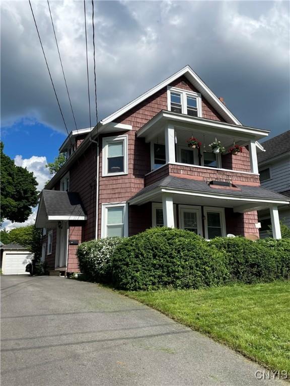 view of front of house featuring a front lawn