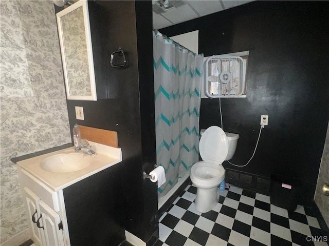 bathroom with toilet, a shower with curtain, and vanity