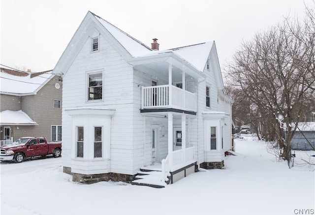 view of front of property featuring a balcony