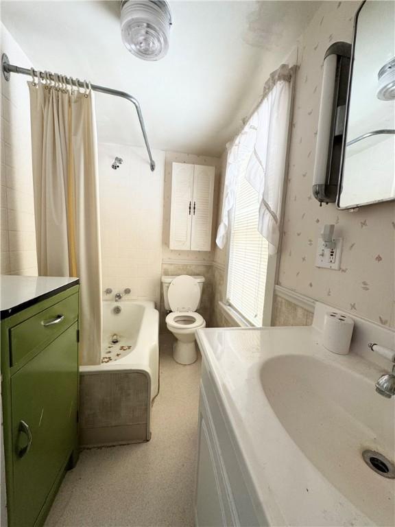 full bathroom with shower / tub combo with curtain, vanity, and toilet