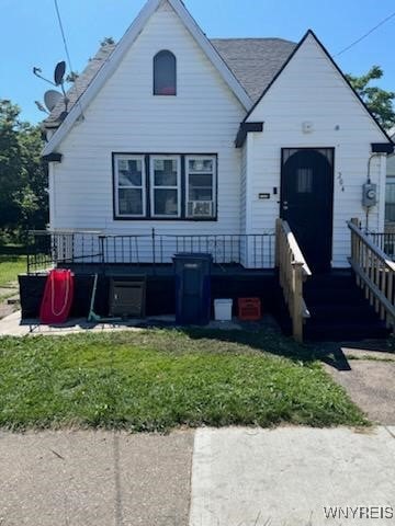 view of front of property featuring a front lawn