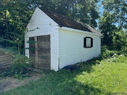 view of outbuilding featuring a yard