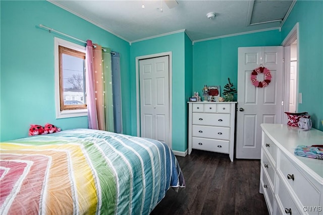 bedroom with a closet, ceiling fan, crown molding, and dark hardwood / wood-style floors