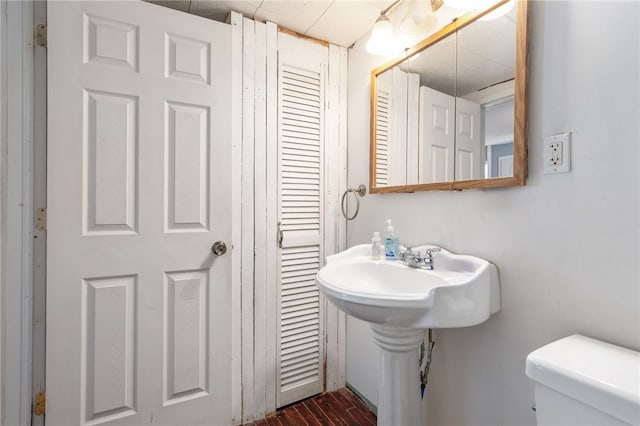 bathroom featuring toilet