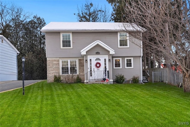 view of front facade featuring a front yard