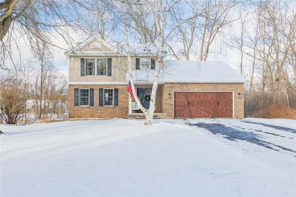 view of front property featuring a garage