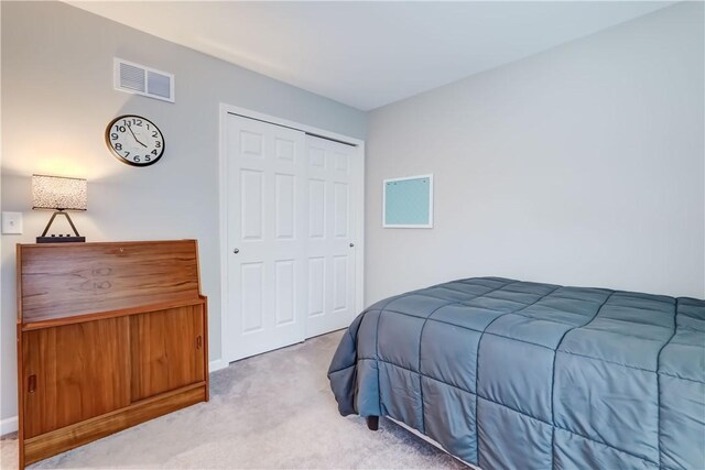 bedroom featuring carpet floors and a closet