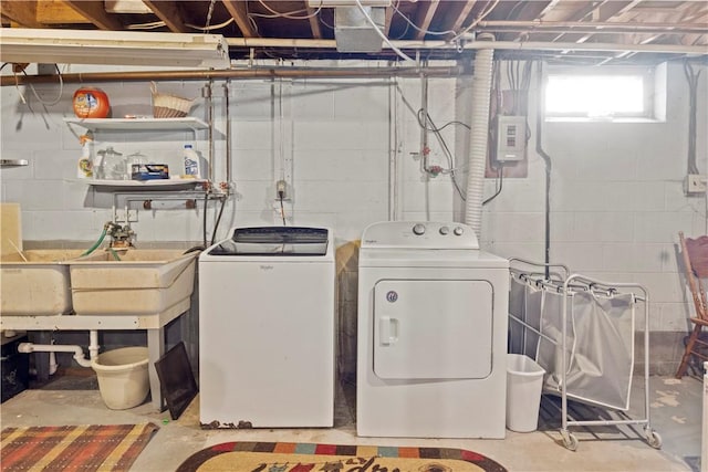 washroom featuring washer and clothes dryer