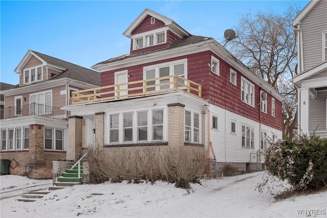 view of front of property featuring a balcony