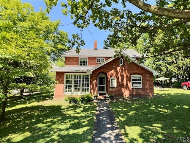 view of front of home featuring a front yard