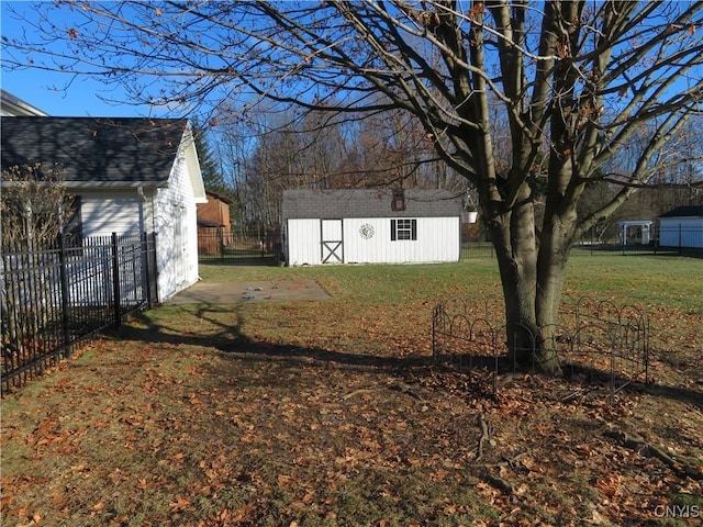 view of yard with a storage shed