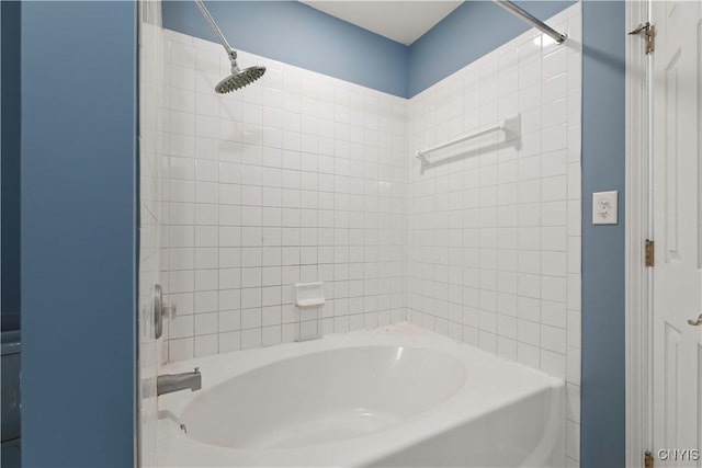 bathroom featuring tiled shower / bath