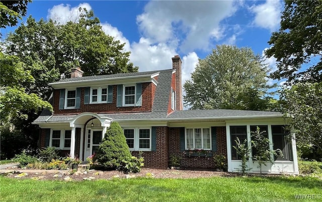 view of front of house with a front yard