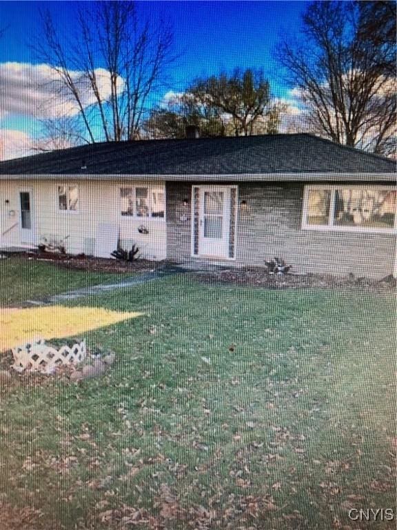 ranch-style house with a front lawn