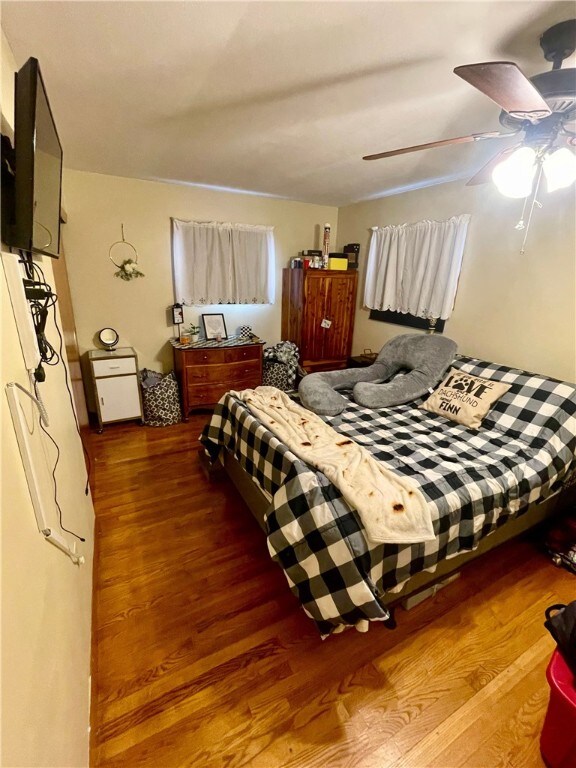 bedroom featuring dark wood-type flooring and ceiling fan