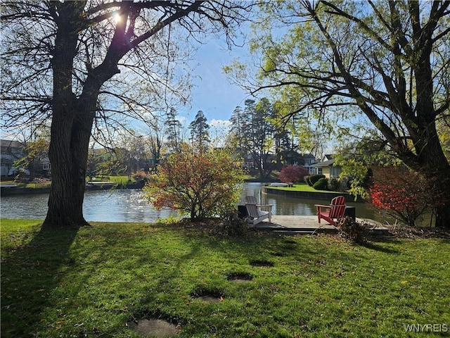 view of yard featuring a water view