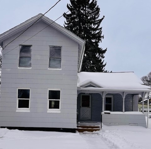 view of front of property featuring covered porch