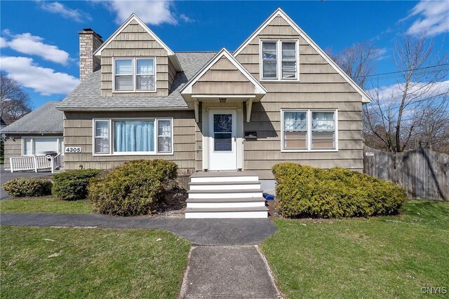 view of front of property featuring a front yard