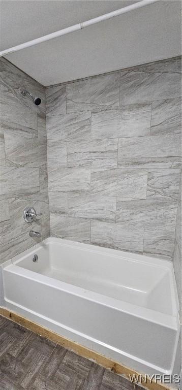 bathroom with tiled shower / bath