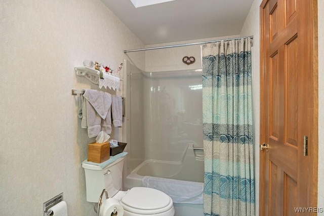 bathroom featuring toilet and shower / tub combo