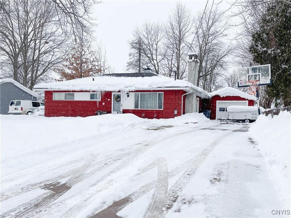 view of front facade with a garage