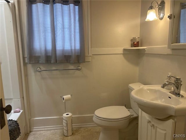 bathroom featuring decorative backsplash, toilet, and vanity