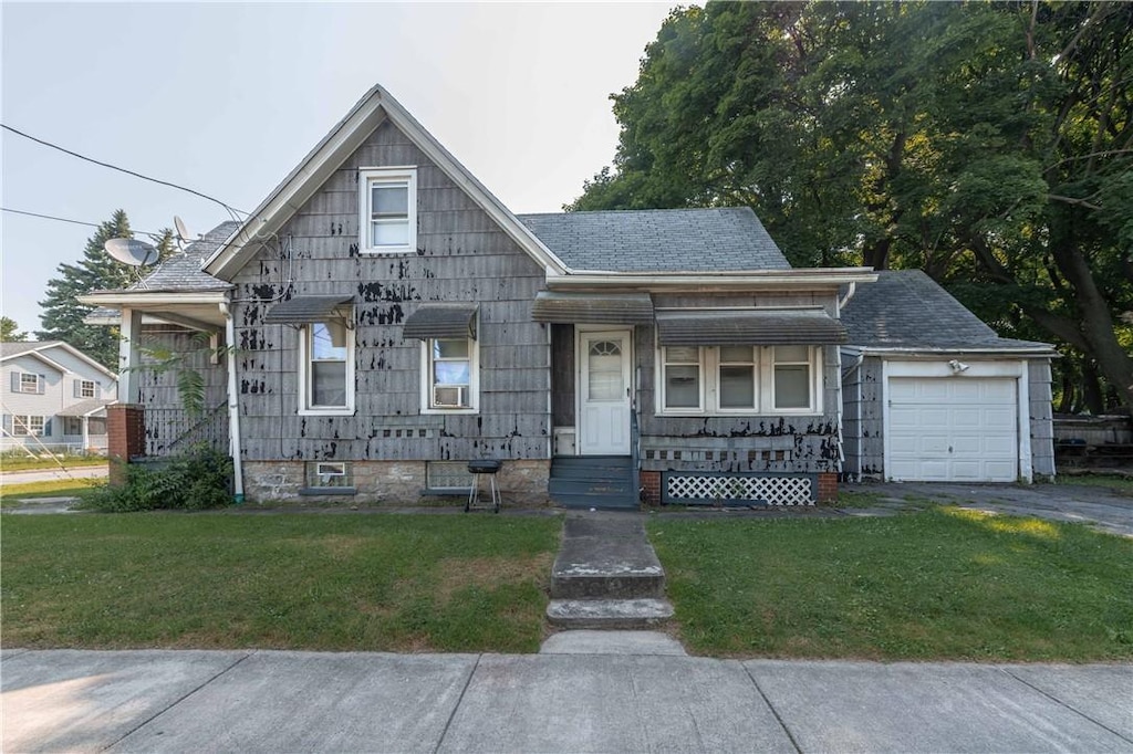 view of front facade featuring a front lawn and a garage