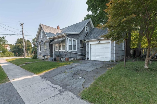 view of front facade featuring a garage and a front yard