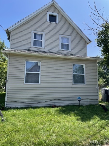 back of house featuring a lawn