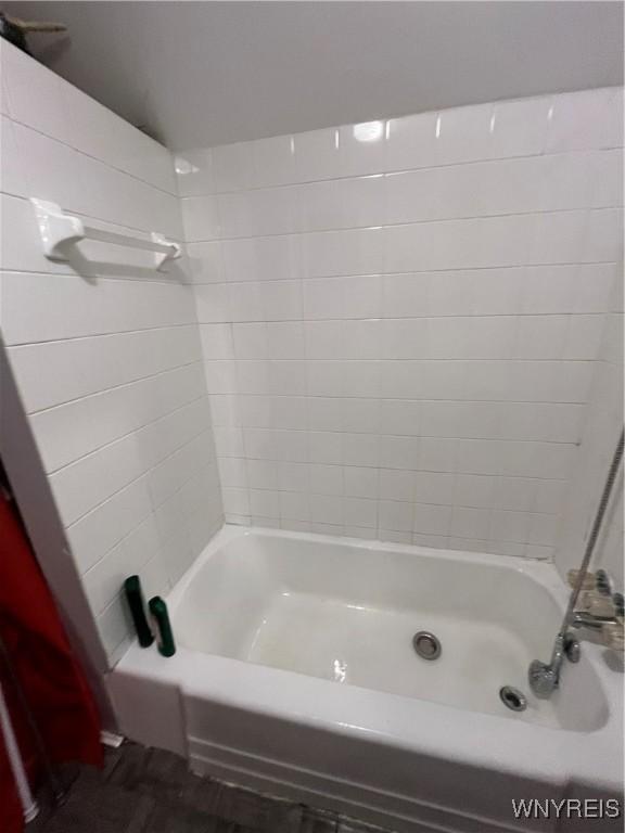 bathroom featuring tiled shower / bath combo