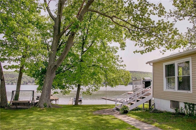 view of yard featuring a water view