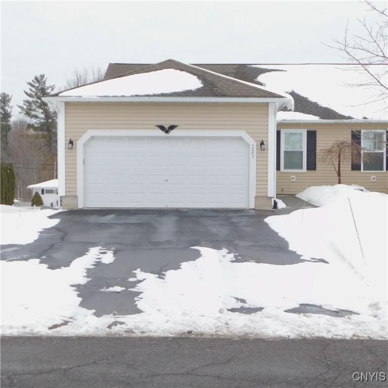 view of front facade featuring a garage