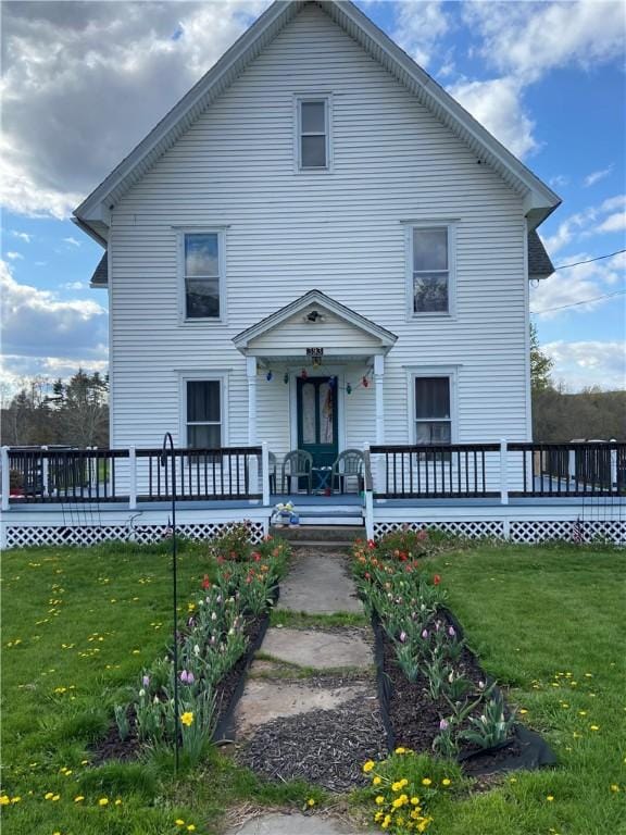 view of front of home featuring a wooden deck and a front yard