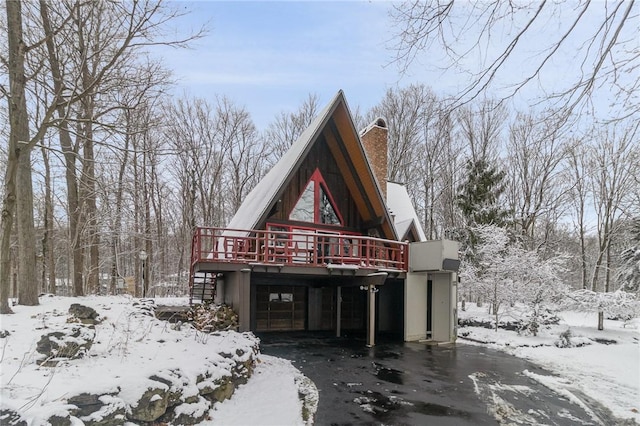 view of front facade featuring a wooden deck