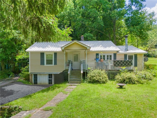 view of front facade with covered porch and a front lawn