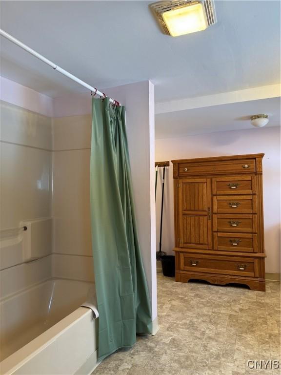 bathroom featuring shower / tub combo