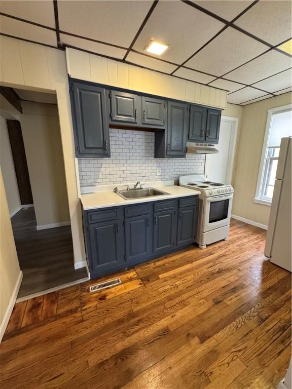 kitchen featuring gray cabinetry, sink, white appliances, and dark hardwood / wood-style floors