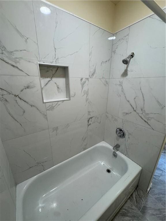 bathroom featuring tiled shower / bath