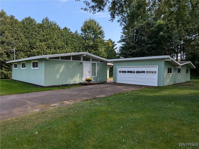 view of front of home featuring a front lawn